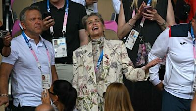 JO Paris 2024 : Sharon Stone chante « Les Champs-Élysées » de Joe Dassin à Roland-Garros