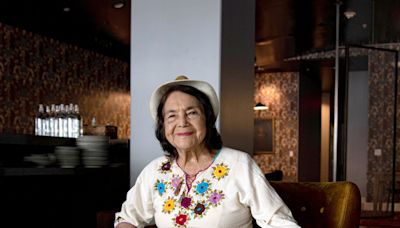 Vicepresidenta Kamala Harris felicita a la activista Dolores Huerta por su cumpleaños 94