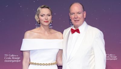 Charlene de Mónaco deslumbra en la gala de la Cruz Roja con un espectacular vestido blanco Bardot