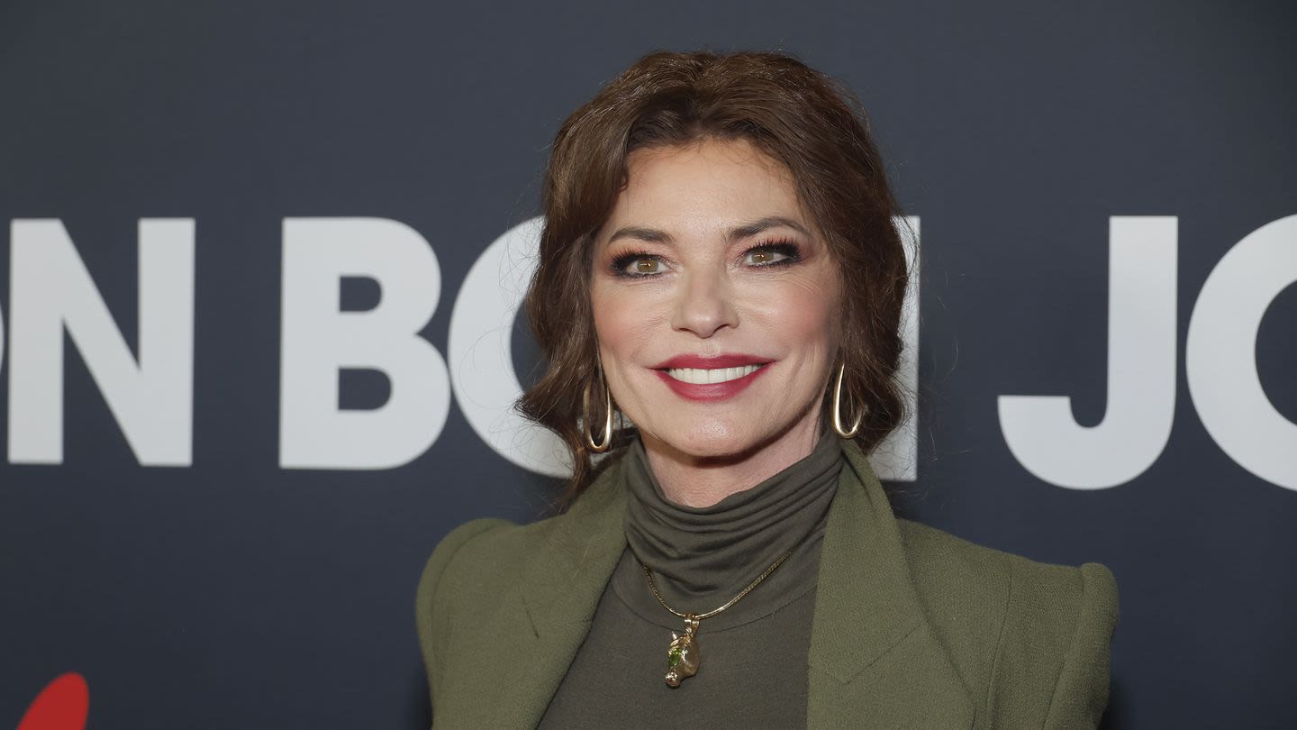 Shania Twain Just Embraced the White Hair Trend, and We Have to Bow Down