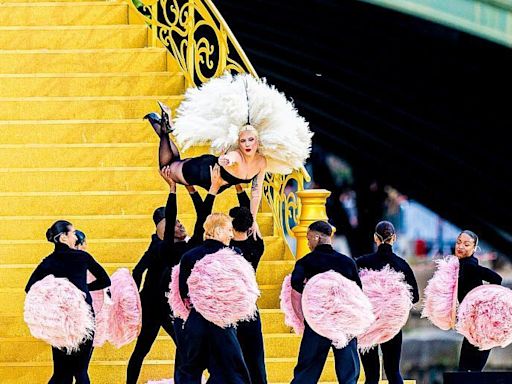 JO de Paris 2024 : Lady Gaga envoûte la cérémonie dans une robe cabaret