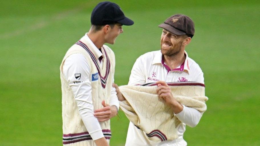 Somerset spinners beat Durham to boost title hopes