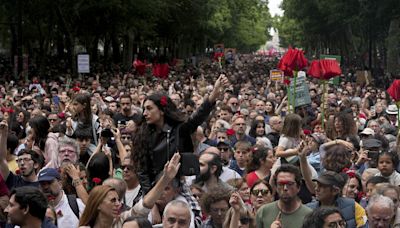 Zehntausende Menschen feierten in Portugal die Nelkenrevolution