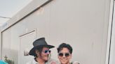 Christian Nodal sorprende al posar junto con el actor Johnny Depp, en Italia