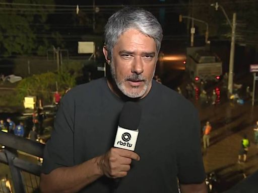 William Bonner apresenta o Jornal Nacional em Porto Alegre e se emociona ao falar de tragédia