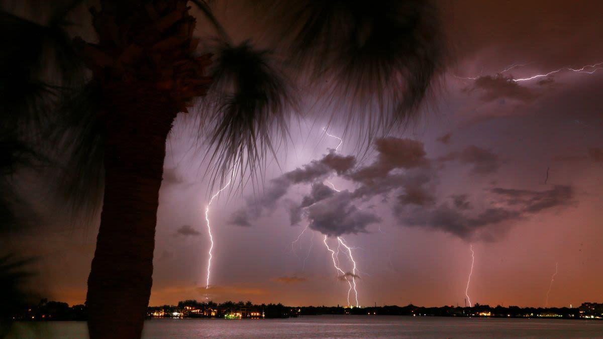 3 children, 1 adult injured by lightning strike in downtown St. Petersburg