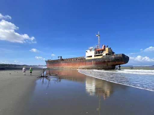 台版鐵達尼號？巨型貨輪擱淺漁光島 意外成為金色海岸「限時打卡景點」
