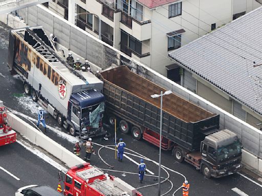 日本埼玉縣首都高「連環車禍」 3人死亡、3車起火燃燒