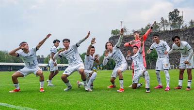 Jugadores de Pumas Sub-18 celebran como Cuauhtémoc Blanco en su triunfo contra América