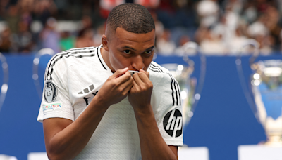 ...Mbappé da su primer discurso a los aficionados del Real Madrid en un repleto Santiago Bernabéu y delante de Zinedine Zidane, mientras su madre, Fayza Lamari...