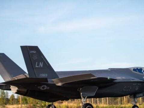 完成壯舉 美F-35戰機在歐洲高速路歷史性降落 | 戰鬥機 | 公路 | 硬著陸 | 大紀元