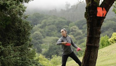 Lanza, vuela, encesta: la pasión por el disc-golf toma este parque de Oviedo