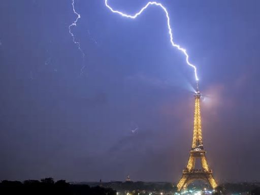 Rayo cae en la Torre Eiffel durante una tormenta y así es como se vio