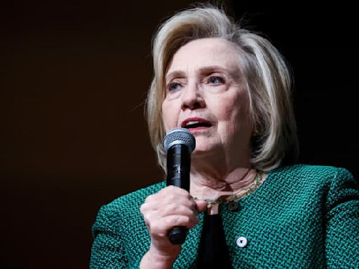 "Un nouveau départ": Hillary Clinton affirme que Kamala Harris "peut battre Donald Trump"