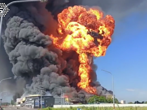 壓克力工廠大火爆炸 烈焰濃煙如蕈狀雲
