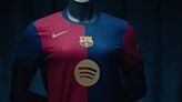 El Barça presenta su nueva equipación con Ronaldinho y recupera el bicolor: un homenaje a la primera camiseta azulgrana y la del triplete
