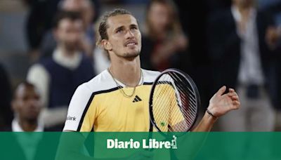 Zverev llega a su cuarta semifinal consecutiva en Roland Garros mientras avanza su juicio