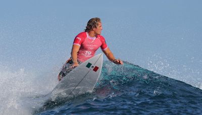 Alan Cleland cae pero provoca que México enloquezca con el surf en los Juegos Olímpicos