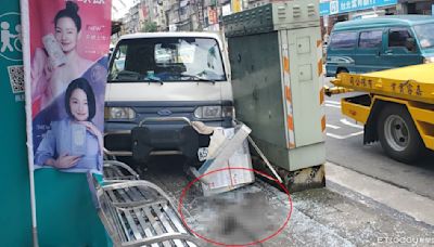 恐怖瞬間曝！2男坐等公車遭失控貨車直撞 年輕人急跑開幸運躲劫