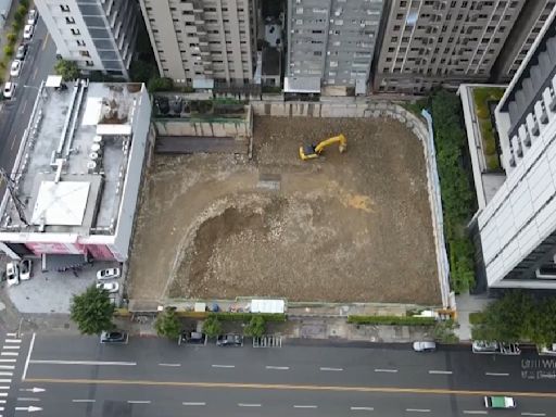 獨家／控建商挖地基害流失塌陷 社區地磚裂成波浪路