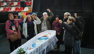 Pañuelos blancos y una ronda nocturna en la Plaza de Mayo para despedir a Nora Cortiñas