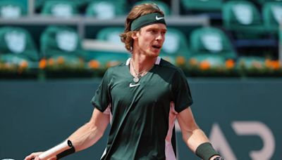 Andrey Rublev meltdown at Wimbledon: Russian star throws tantrum, hits self with racket repeatedly | Sporting News