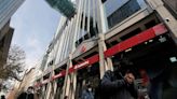 La diferencia de rentabilidad entre Banco de Chile y Santander podría comenzar a estrecharse en los próximos meses - La Tercera