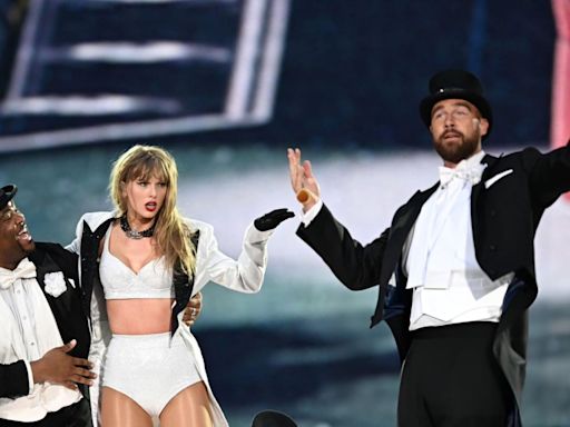 El líder de Foo Fighters acusa a Taylor Swift de no cantar en directo, y ella le responde
