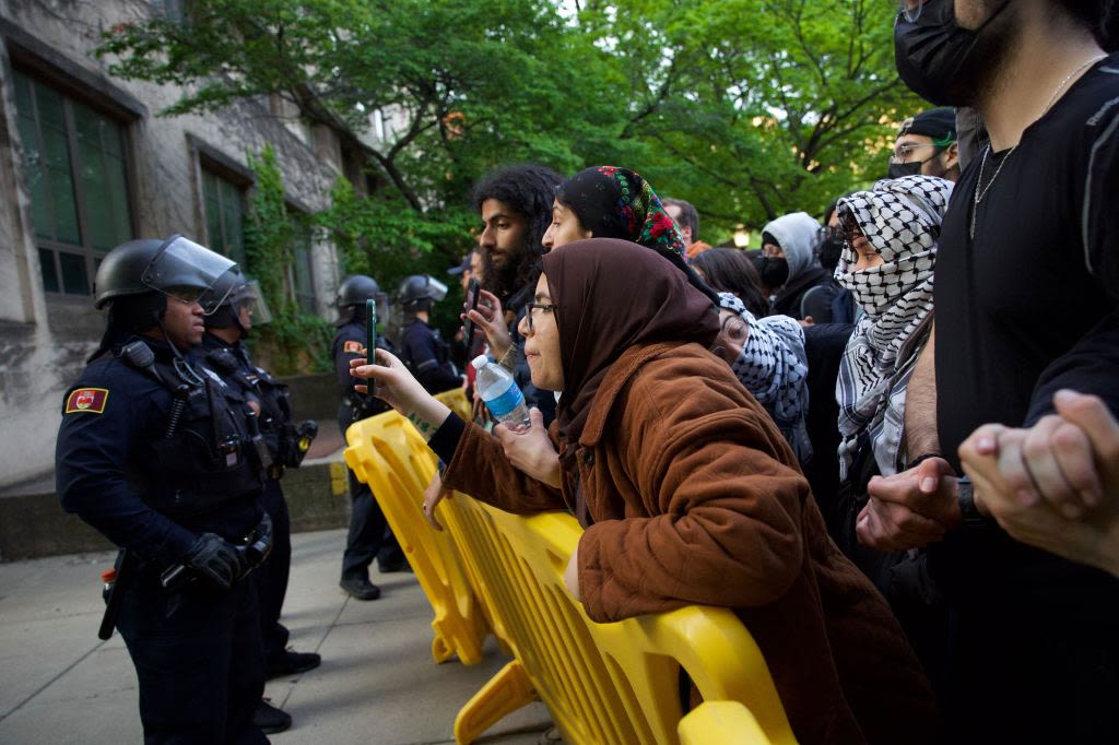 U. of C. police clear protest encampment early Tuesday, days after president announces intention to intervene