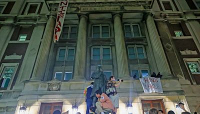 Escala la tensión en la Universidad de Columbia: los manifestantes toman un icónico edificio y bloquean la entrada