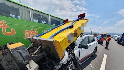 影/緩撞車君又犧牲了！台74線轎車疑未注意前方 吼…車頭整個「頂」進去