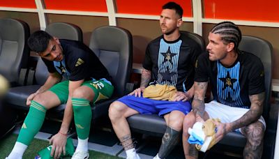 Lionel Messi, en zapatillas: el capitán se sentó en el banco, pero no se puso los botines