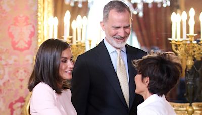 El gesto de cariño de la reina Letizia a Sonsoles Ónega en la recepción previa al almuerzo del Premio Cervantes