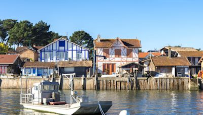 Laurent Delahousse et Alice Taglioni : leur maison de vacances au Cap Ferret dévoile une déco vintage et accueille toute la famille chaque été !