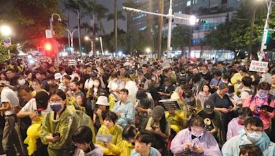 下大雨也要來抗議！ 上萬人集結立院旁高喊「沒有討論 不是民主」