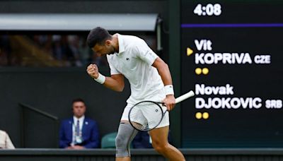 Djokovic y Zverev pasan a segunda ronda de Wimbledon por la vía rápida