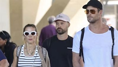 Elsa Pataky deslumbra con su abdomen plano en un look de aeropuerto a juego con Chris Hemsworth