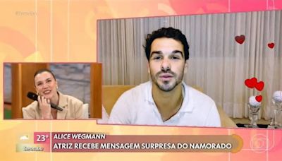 Alice Wegmann se emociona ao vivo com mensagem de novo namorado e revela quando romance começou