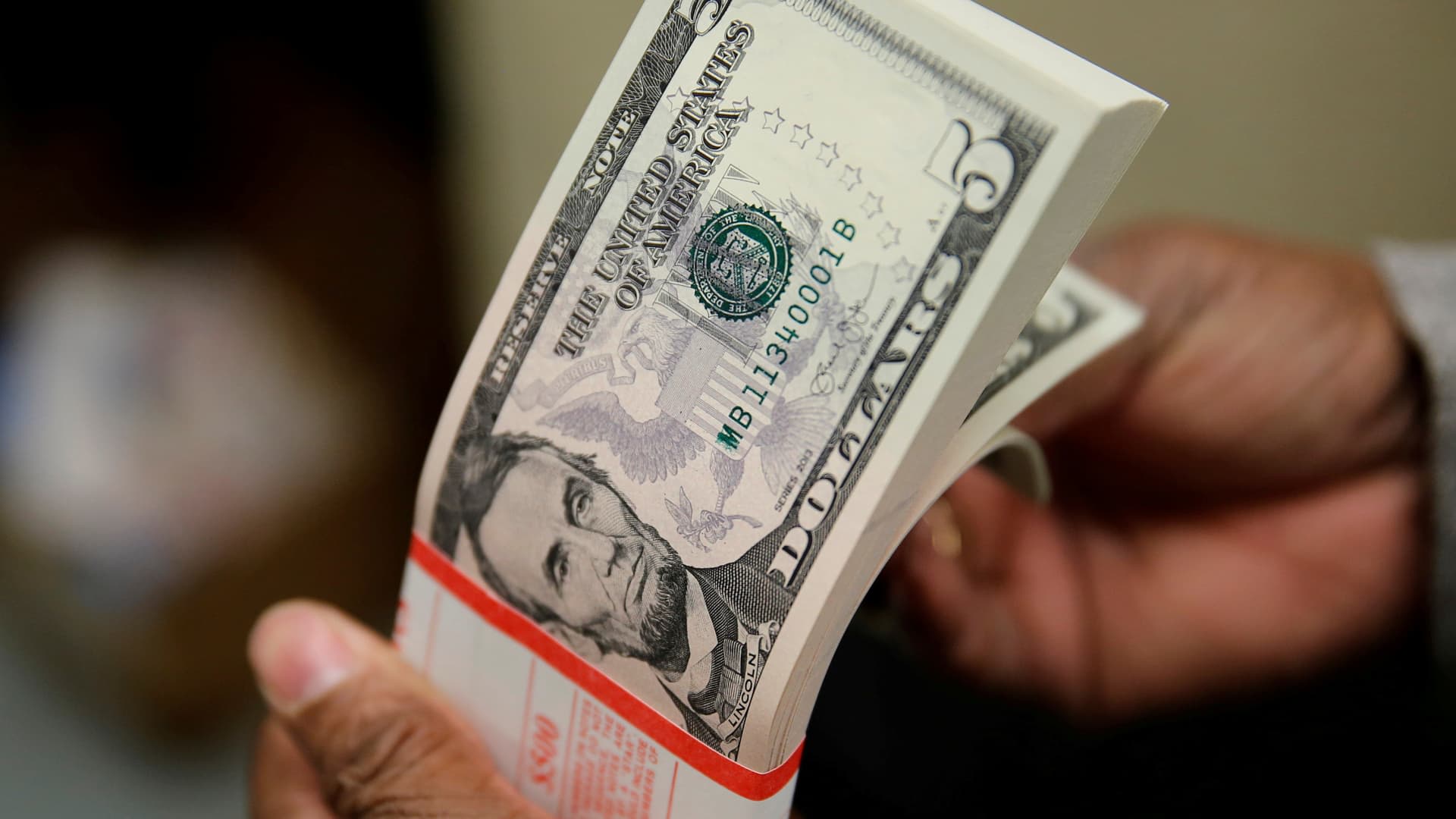 U.S. dollar rises as yen weakness resumes