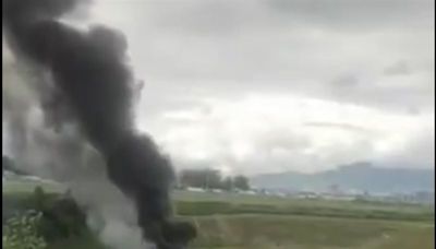 全機燒毀！尼泊爾驚傳客機墜機場起火爆炸 機上19人生死未卜