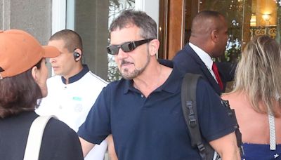 Antonio Banderas deixa hotel no Rio de Janeiro