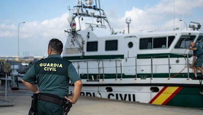 Hallan muerto a un joven migrante de unos 20 años con unos manguitos en una playa de Ceuta