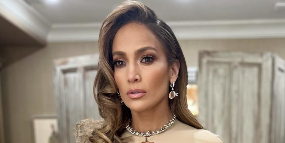 Jennifer Lopez’s effortless bathroom selfie will have you doing a double take