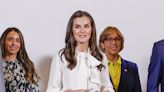 La reina Letizia rescata la romántica blusa de lazo que se transforma con pantalón de traje o falda larga