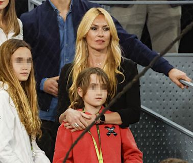 El encuentro de Carolina Cerezuela con su ídolo de juventud, Alejandro Sanz, que posa con los tres hijos de la presentadora