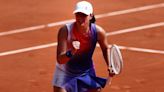 Iga Świątek continues pursuit of fourth French Open title with semifinal victory against Coco Gauff