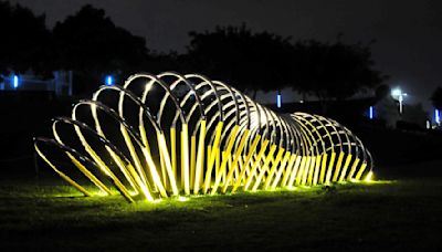 夜探台中水湳中央公園 10米巨型毛毛蟲閃亮現蹤