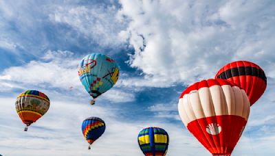 【打卡景點】2024臺灣國際熱氣球嘉年華，繫留體驗、週週光雕、無人機、煙火好夢幻！