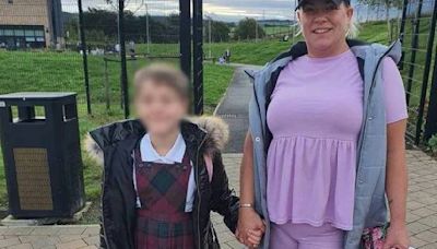 Madre defiende de los “trolls” a su hijo que decidió ir con falda a la escuela