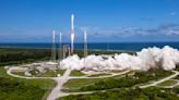 Atlas V rocket launches Amazon's 1st 2 internet satellites to orbit (video)